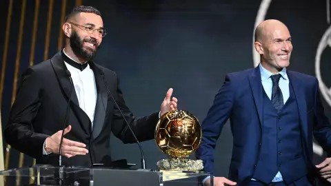 Karim Benzema recibió el Balón de Oro de manos de Zinedine Zidane