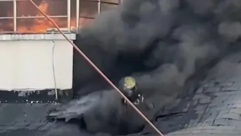 Video muestra rescate durante incendio en edificio habitacional de Shanghái
