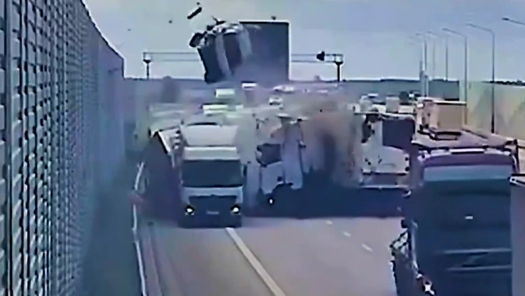 Choque entre camiones atrapa camioneta en autopista Polonia