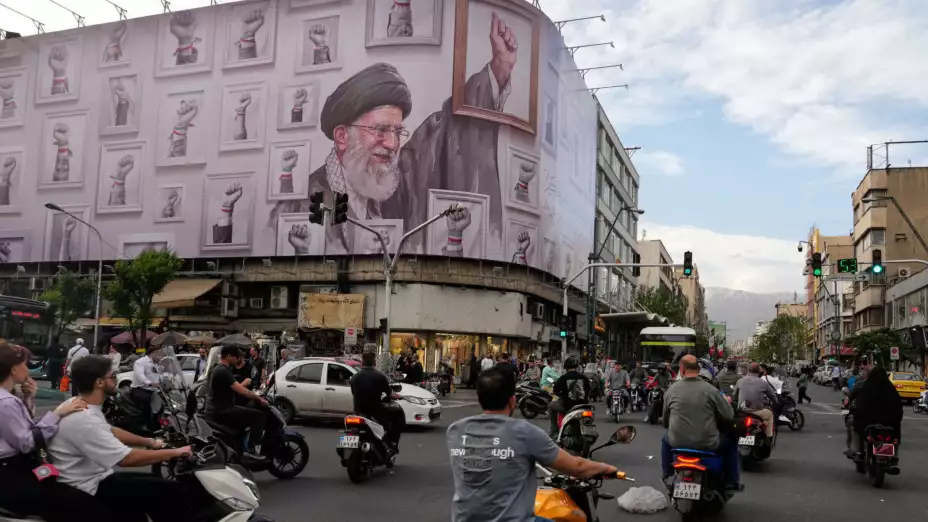 Un cartel con la imagen del fallecido ayatolá Alí Jamenei, en Irán.