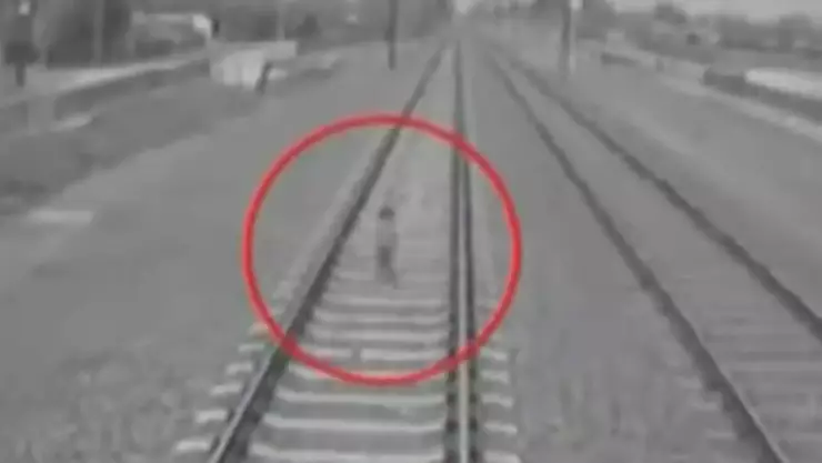 niño vias tren argentina.jpg