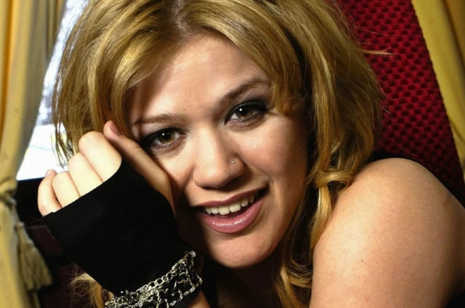 Kelly Clarkson participó en la primera temporada de American Idol, reality show que la catapultó a los primeros lugares en los charts de música pop