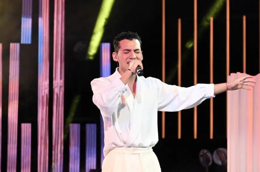Mario Girón deslumbró al interpretar “No importa la distancia”, entregándose al escenario con una energía contagiosa. Espinoza Paz elogió su responsabilidad y seguridad, destacando que su confianza se notó en cada nota.