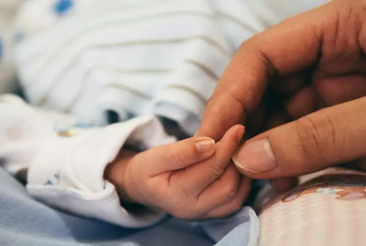 bebé nace en el baño de un hospital