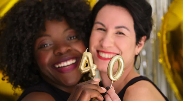 Crisis de los 40: ¿Por qué ocurre y cómo sobrellevarlo, según expertos?