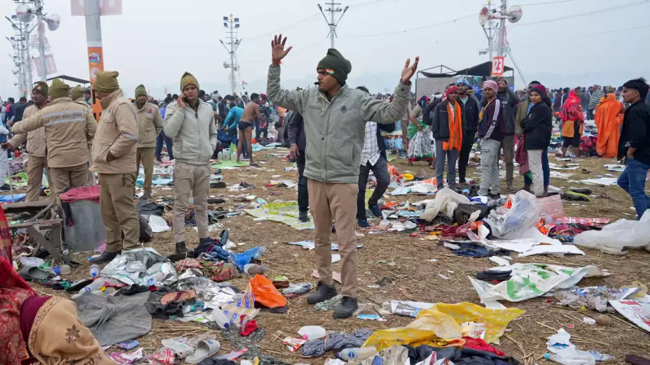 Escena tras una estampida en el festival de Maha Kumbh en Prayagraj, India.
