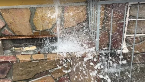 Robo de medidor provoca fuga de agua en la colonia San Felipe de Jesús, CDMX