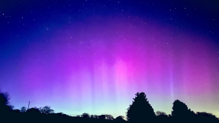 Así se observan las primeras auroras boreales de hoy 16 de abril de 2025.