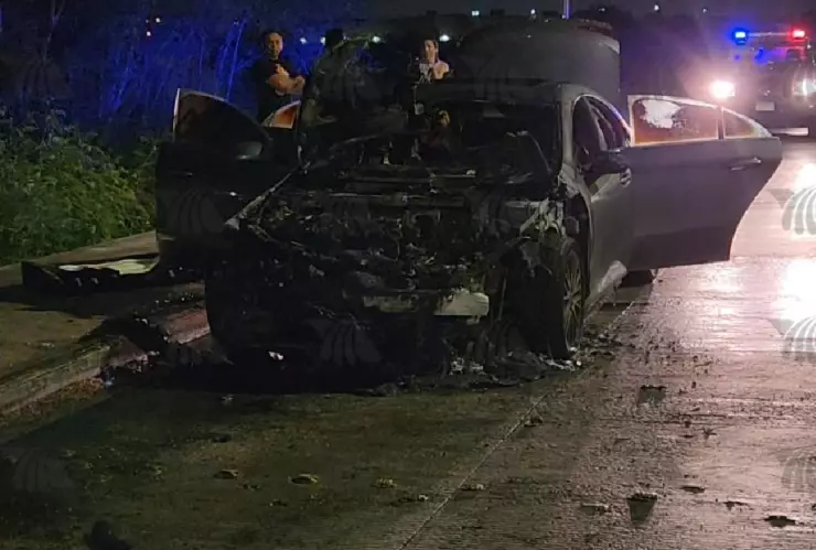 AL MOMENTO_ Auto queda completamente CALCINADO tras incendiarse en calles de Mérida