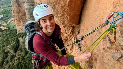 Muere reconocida conductora de televisión a los 34 años en un trágico accidente; ¿cómo ocurrió?