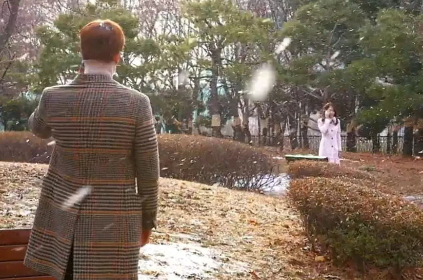 Yoo-Se Mi le confesó su amor a Hwi Kyung, quien no sabe cómo tomarlo.