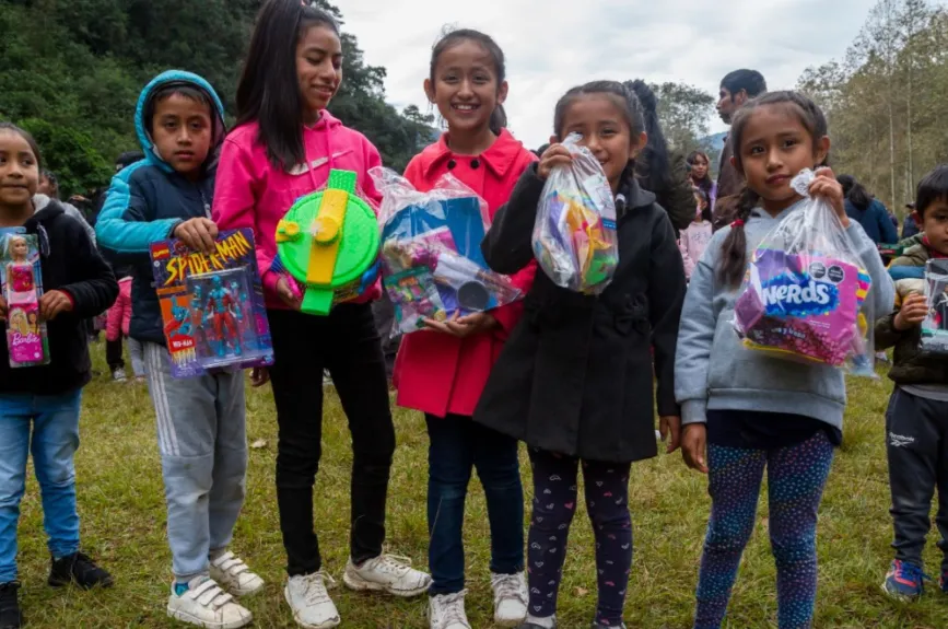 Generando sonrisas en la edición 2021 - 2022 del Juguetón Azteca.