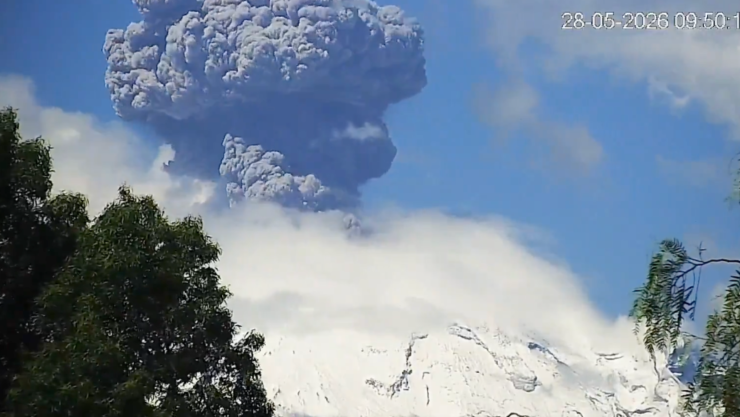 Momento exacto de la EXPLOSIÓN del Volcán Popocatépetl desde Puebla hoy jueves