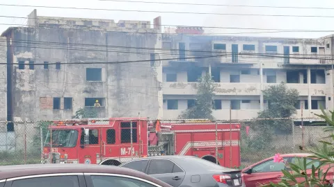 Incendian un hotel abandonado en la Avenida del Mar, en Mazatlán