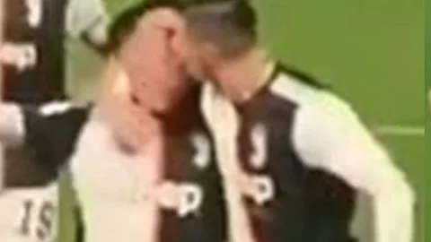 Cristiano Ronaldo y Paulo Dybala se besan por accidente en plena celebración