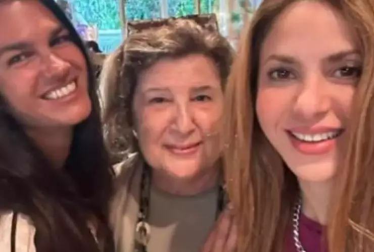 Shakira y su ex suegra posan juntas en un foto; se trata de la mamá de Antonio de la Rúa.png