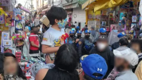 Policías resguardan a niño de nueve años que caminaba solo por calles de la CDMX