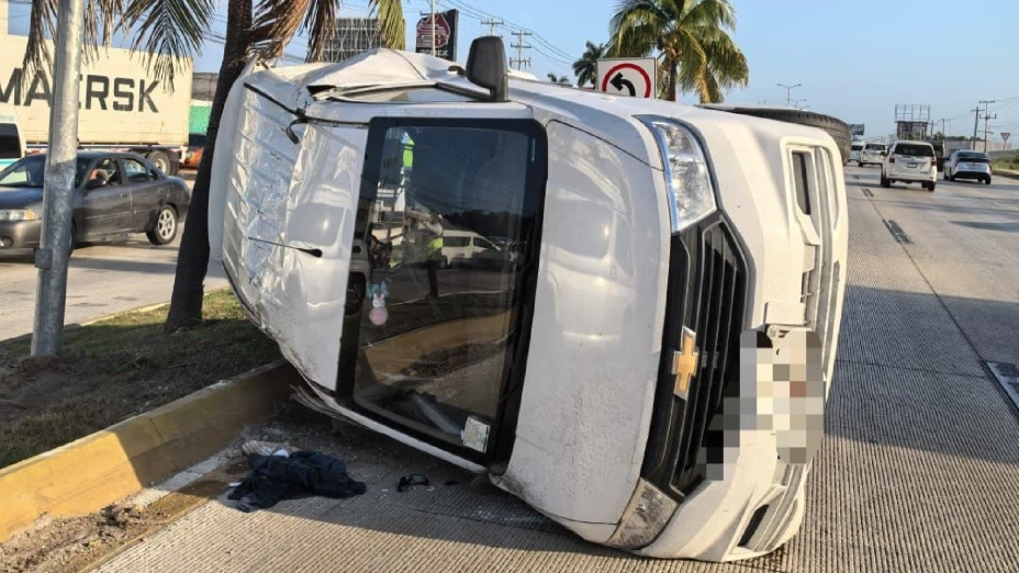 ¡Accidente mañanero en Cancún! Reportan vehículo volcado en Boulevard Colosio HOY 10 de marzo