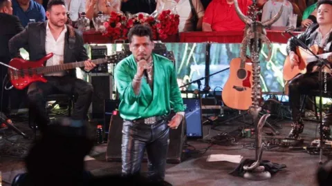 Christian Nodal habla del estado de salud de su mamá.