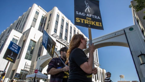 Se interrumpen negociaciones en medio de la huelga del SAG-AFTRA