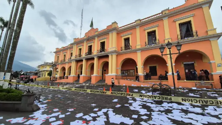 Habitantes toman el Palacio Municipal de Coscomatepec; protestan por incumplimiento de obra pública