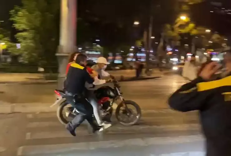 Policía arriesga su vida para detener a motociclista sin casco en CDMX