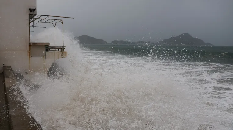 Las olas azotan la costa mientras el huracán Simón se acerca a la costa del Pacífico mexicano, trayendo consigo fuertes lluvias y vientos intensos a Manzanillo, México, el 11 de octubre de 2026.