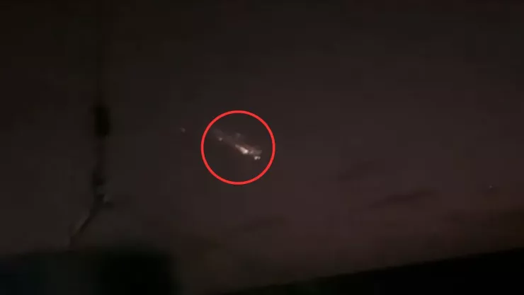 VIDEO | La espectacular desintegración de un meteorito captada por pescadores en el Océano Pacífico; así cayeron los fragmentos.