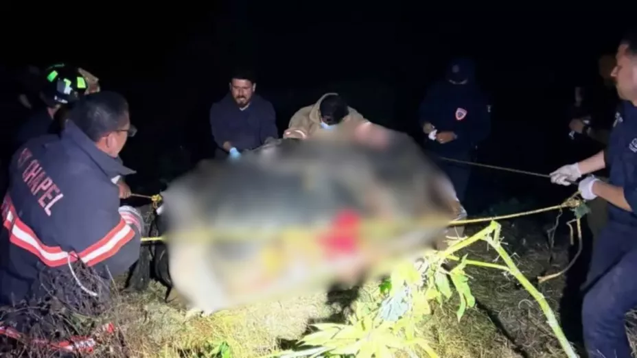 Hallan cadáver amarrado a un sillón en canal de aguas negras; sería de sacerdote desaparecido