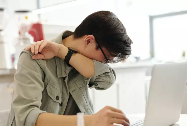 Hombre se desgarra la tráquea por aguantar un estornudo en Escocia