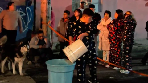 2 CDMX En plena Navidad, cuete cae en una casa de Tláhuac y desata fuerte incendio.jpg