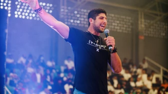 Yusef alzando la mano.jpg