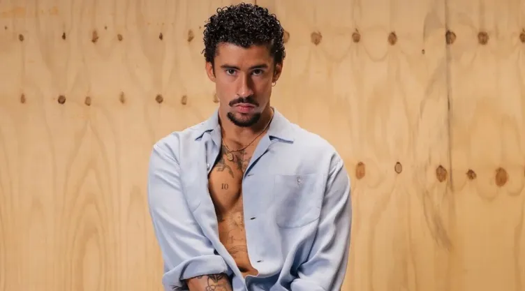 Bad Bunny con camisa azul.