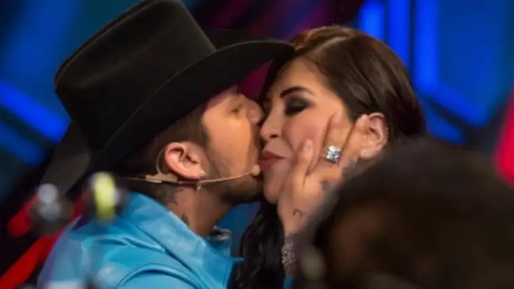 mama christian nodal.