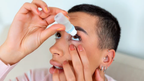 Mujer con gotas en los ojos