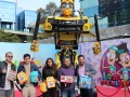 En compañía de familiares y amigos, disfrutamos de un rato de diversión.