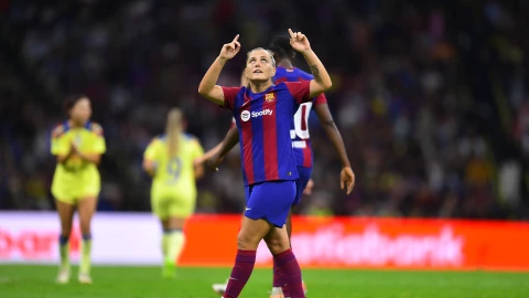 Claudia Pina festeja gol contra el América en el Estadio Azteca