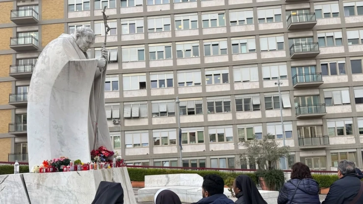 Fieles católicos acuden al hospital donde está el papa Francisco.jpg