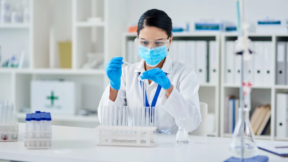 Una profesional de la salud hace análisis en laboratorio.