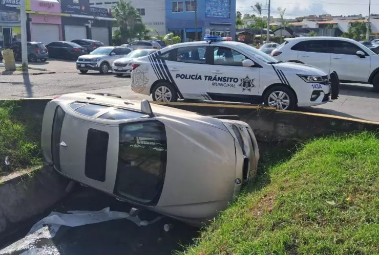 Carro cae en canal de Mazatlán