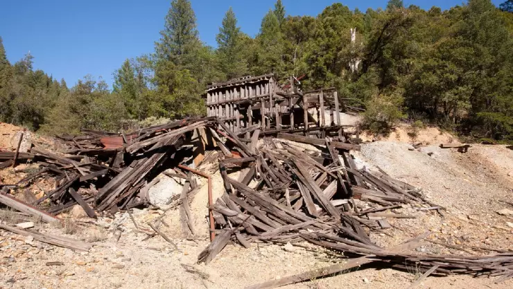 una imagen del sitio totalmente abandonado que logr&oacute; ser un antiguo vestigio de la fiebre del oro