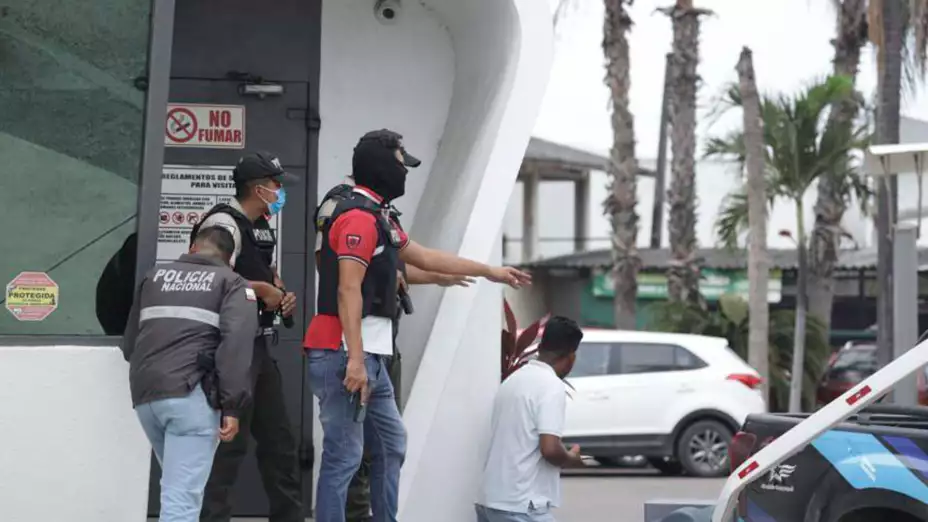 Policía de Ecuador vigila canal de TV tomado por encapuchados.