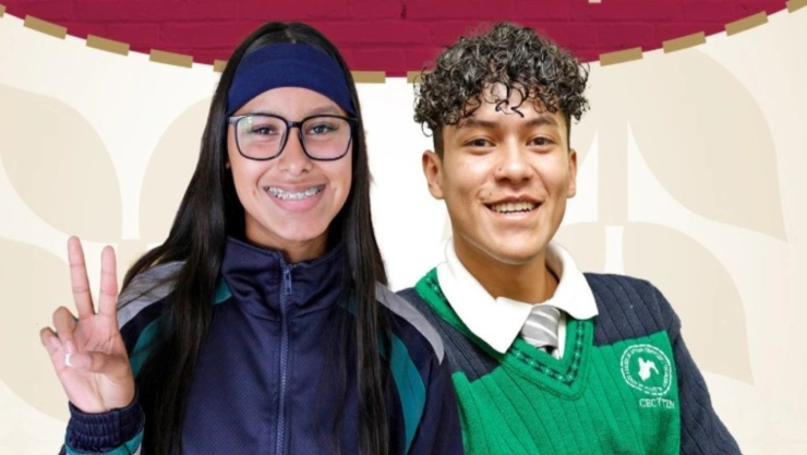 Ya puedes consultar los resultados de preparatoria 2025 en Edomex: Aplica para 103 municipios. En la imagen se puede observar a dos alumnos del nivel de preparatoria felices antes de saber los resultados para preparatoria en el Estado de México.