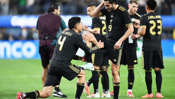 Edson &Aacute;lvarez y Ra&uacute;l Jim&eacute;nez celebran con Selecci&oacute;n Mexicana