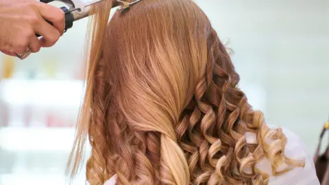 El cabello seco debe protegerse del calor de las planchas o pinzas