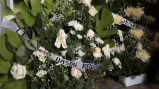 Madre enfrenta doble tragedia en León: Ladrones roban su casa mientras sepultaba a su pequeño hijo. En la imagen se observa un arreglo floral tras la muerte del pequeño Mario.