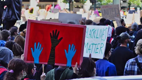 En México, cometer actos de racismo o de discriminación son motivo de multa y hasta cárcel