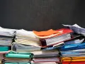 Colecciona papeles, libros y engargolados que no lee.