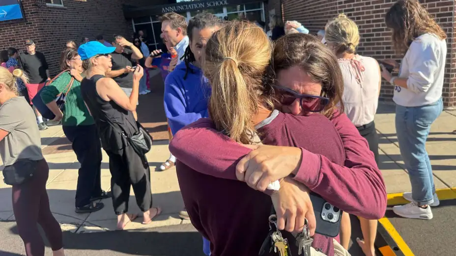 Padres luego de un tiroteo reportado en una escuela en Minneapolis