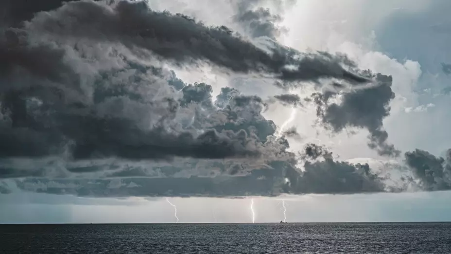 trueno en medio de mar
